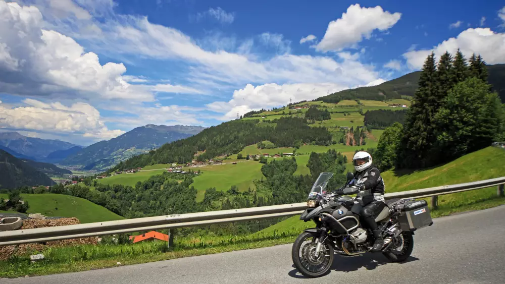 Motorrad auf der Gerlospassstraße über dem Tal Motorrad auf der Gerlospassstraße über dem Tal